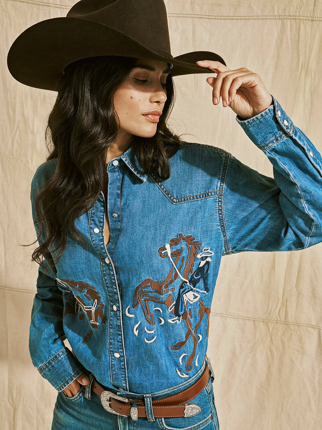 Ladies Wrangler Embroidered Horses Boyfriend Western Snap Shirt - 112371715