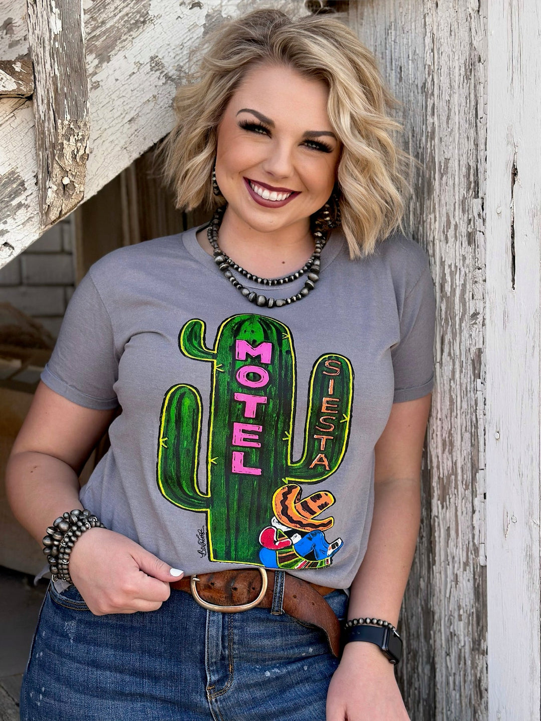T-shirt da donna Texas True Threads Siesta Motel Cactus Scene